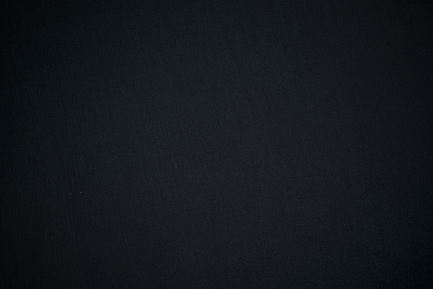 Viskosestoff in Schwarz mit Kreppstruktur – ideal für Blusen & Sommermode.
