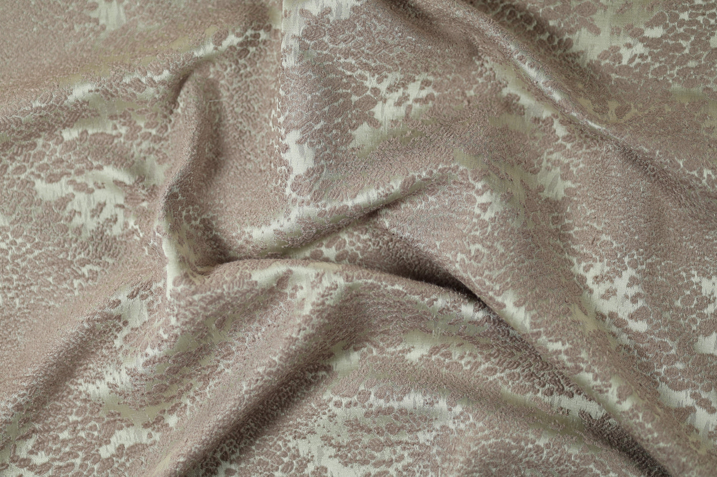 Floraler Stoff in Goldbraun – klassisch elegant