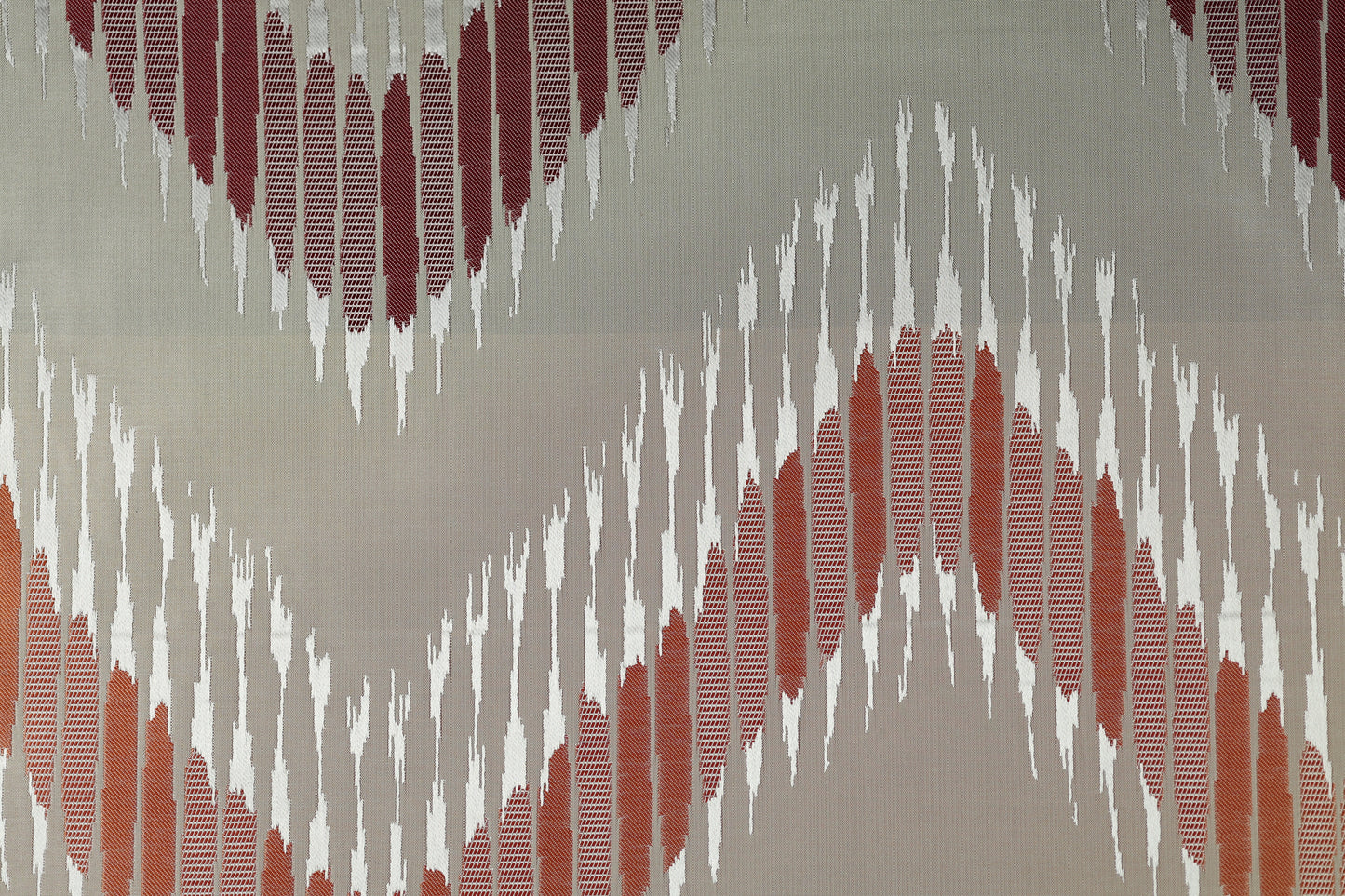 Dekostoff mit modernem Zickzack-Muster in Weinrot und Taupe