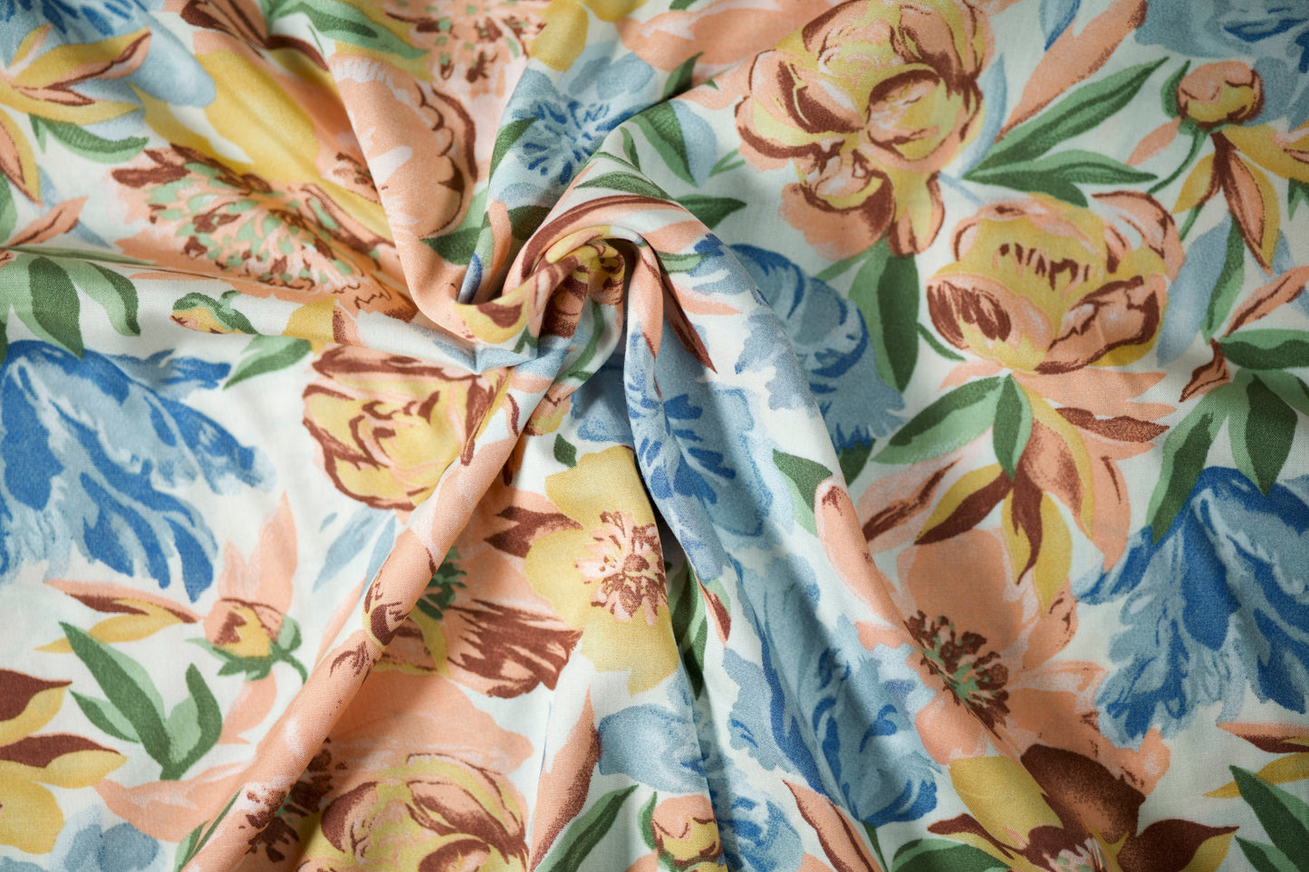 Viskosestoff – Blumenwiese in Pastellgelb & Himmelblau – Viskosestoff mit Blumenmuster – weich und ideal für sommerliche Kleidung – Stoffstruktur im Nahaufnahme