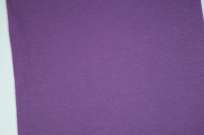 Fein gerippter Bündchenstoff in kräftigem Violett