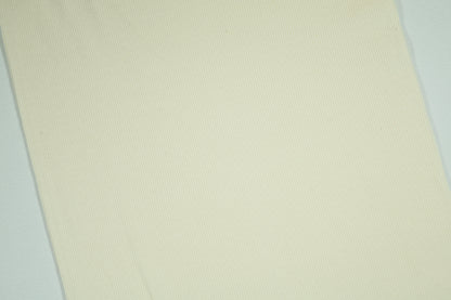 Feiner Bündchenstoff in zartem Eierschale-Ton – für elegante Kleidungsabschlüsse