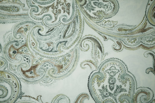 Paisley Dekostoff – Naturweiß & Salbeigrün – eleganter Möbel- und Dekostoff mit stilvollem Muster