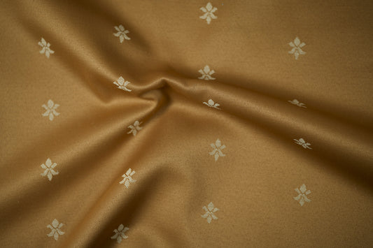 Klassischer Jacquard – Goldbraun mit Blüten – eleganter Möbel- und Dekostoff mit stilvollem Muster