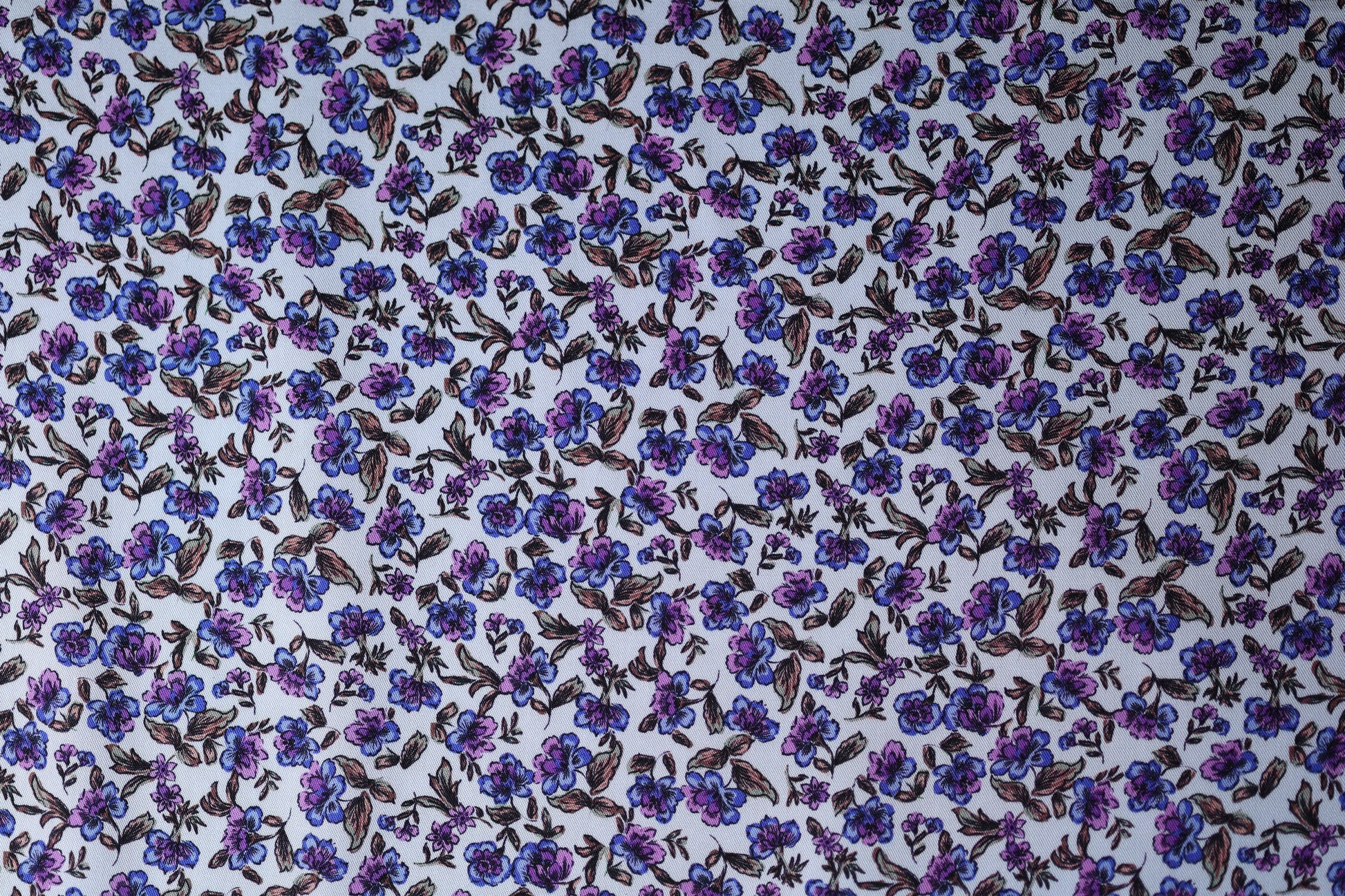 Bunter Viskose: Kleine Blümchen in Violettblau – perfekt für Blusen, Röcke und Accessoires