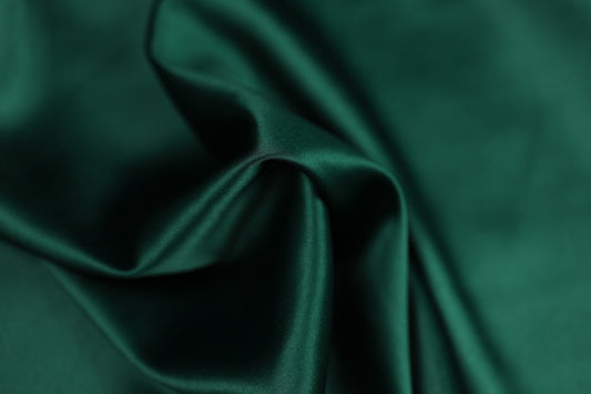 Satin Stoff in Waldgrün glänzend – weicher Stoff ideal für elegante Kleider, Dekoration oder DIY-Nähprojekte
