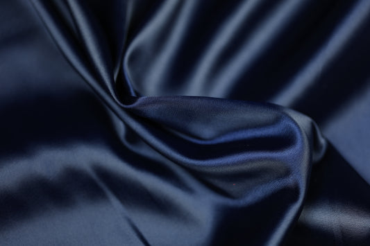 Satin Stoff in Nachtblau glänzend – weicher Stoff ideal für elegante Kleider, Dekoration oder DIY-Nähprojekte