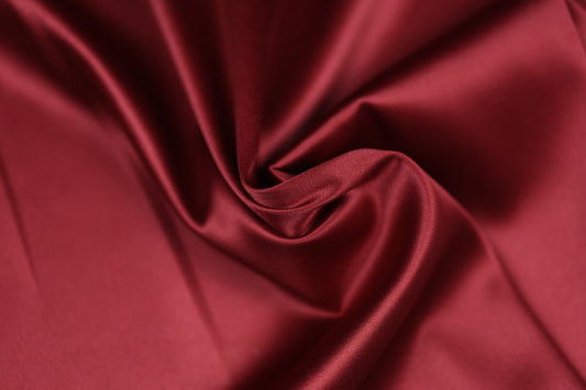 Satin Stoff in Weinrot glänzend – weicher Stoff ideal für elegante Kleider, Dekoration oder DIY-Nähprojekte